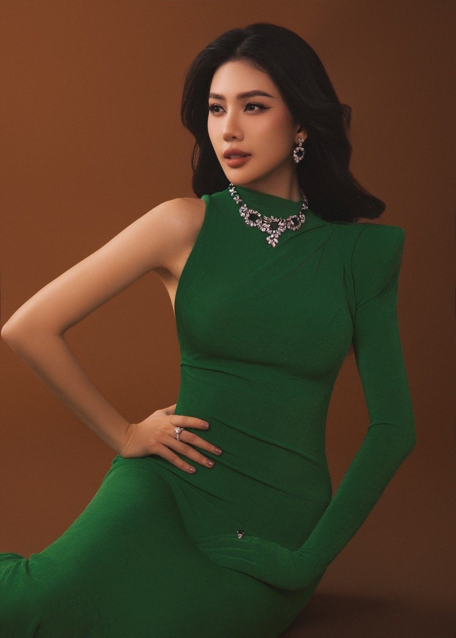 Thời gian vừa qua, Bùi Quỳnh Hoa rất tích cực tham gia các hoạt động giải trí, xuất hiện liên tục trên các sàn diễn thời trang với những vị trí quan trọng first face, vedette, làm giám khảo, dẫn chương trình, thực hiện dự án thiện nguyện, đại sứ thương hiệu và vai trò huấn luyện viên.  
