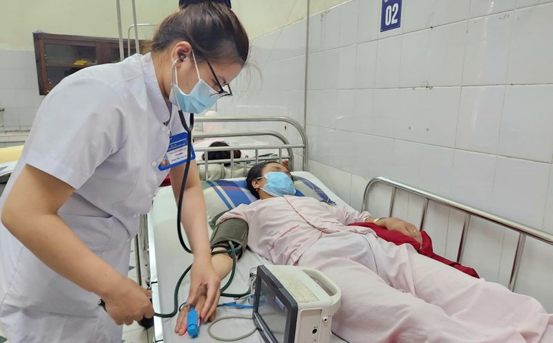 Doctors at Hue Central Hospital treat a patient with streptococcus congestive heart disease. Photo: Phuong Mai.