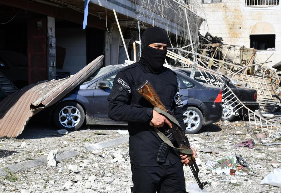 2025년 3월 13일 다마스쿠스 브라 시리아 브라에서 이스라엘의 공습이 발생한 장소를 경비하는 보안군 병사. 사진: 신화통신