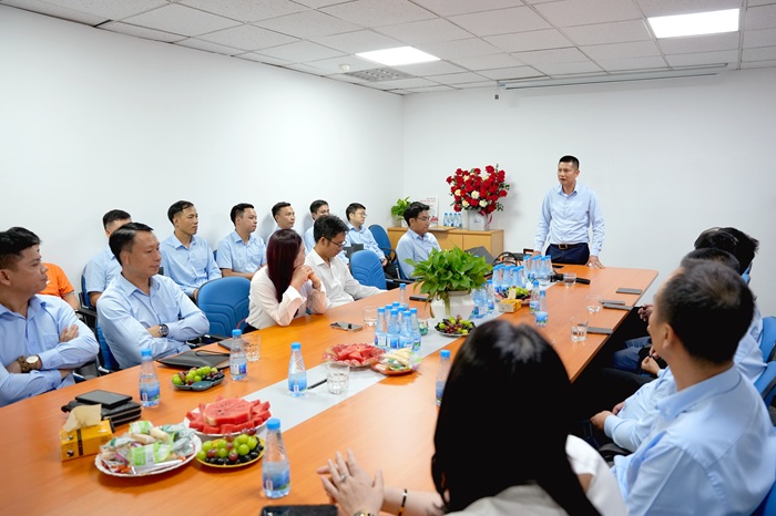 Ong Doan Kien - Tong Giam doc BSH chi dao, dua ra dinh huong hoat dong cho Trung tam. Anh: BSH