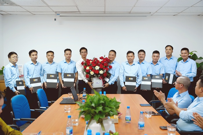 Lanh dao Tong Cong ty trao quyet dinh bo nhiem cho cac can bo cua Trung tam. Anh: BSH