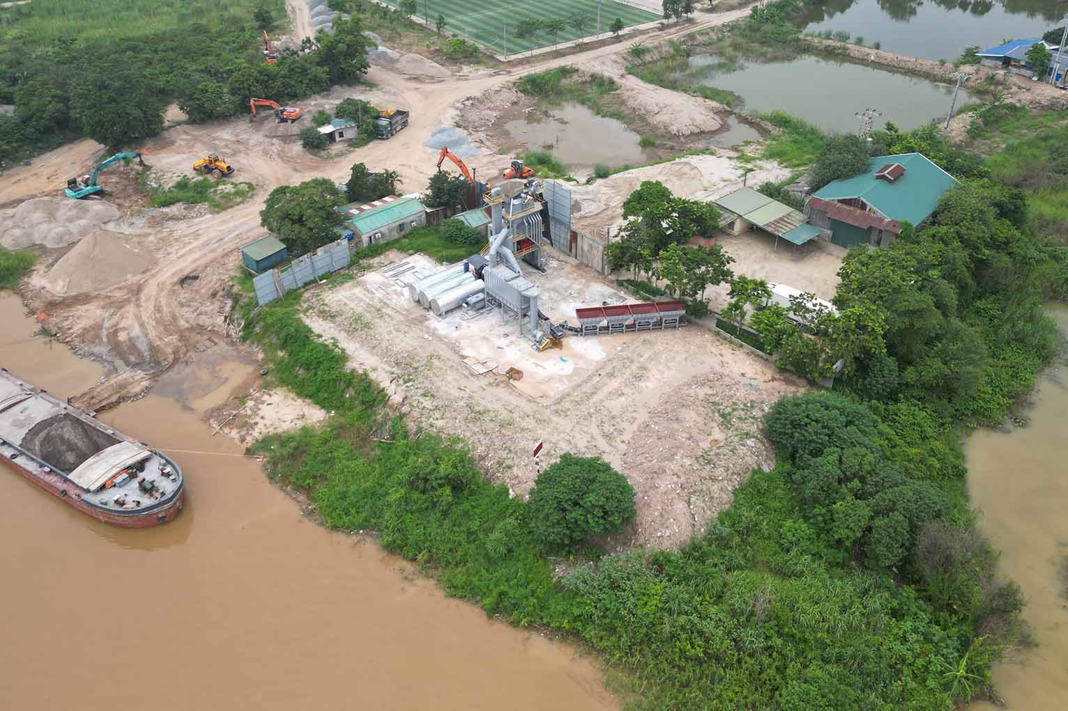 Trạm trộn bê tông nhựa asphalt Phong Cảnh vi phạm pháp luật về đê điều gây bức xúc. Ảnh: NHÓM PV