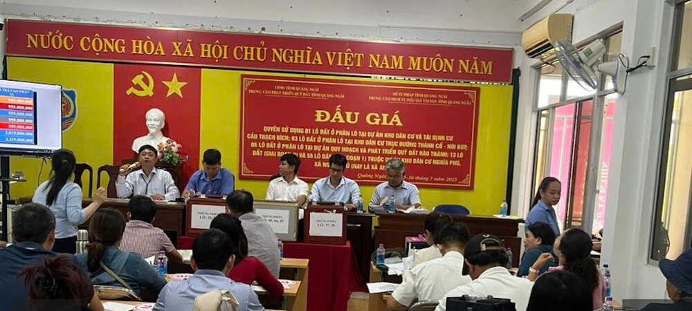 数百人の土地オークション参加者は、Quang Ngaiの午前1時まで。写真：タン・タム