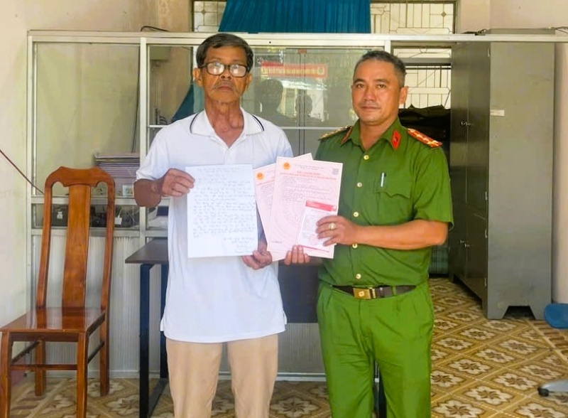 Cong an xa Ba Na, TP.Da Nang ban giao tai san that lac gan 150 trieu dong cho nguoi dan. Anh: CACC 