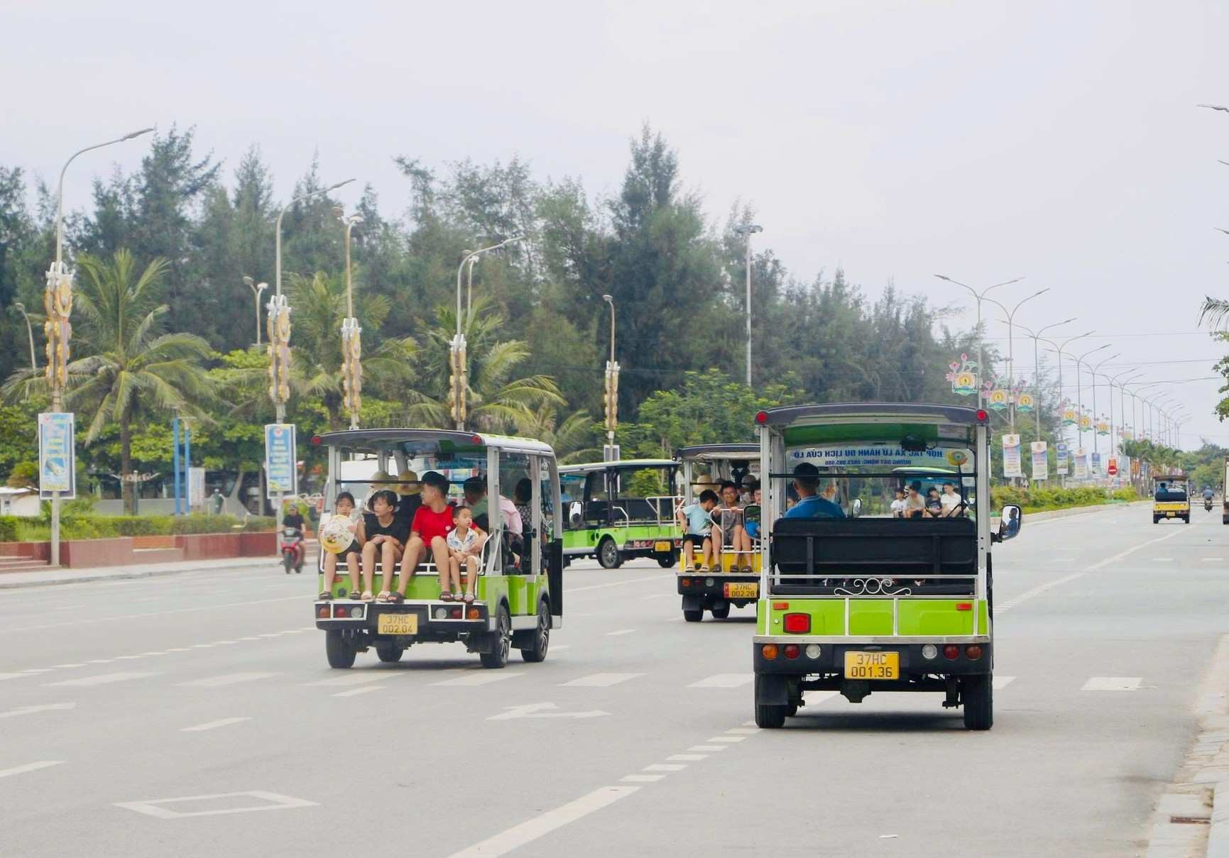 Cua Lo coastal street is bustling with 4-wheeled electric cars carrying passengers. Photo: Ngoc Anh