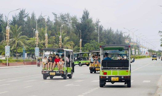 Phố biển Cửa Lò nhộn nhịp với những chiếc xe điện 4 bánh chở khách. Ảnh: Ngọc Anh