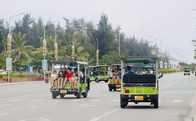 Cua Lo coastal street is bustling with 4-wheeled electric cars carrying passengers. Photo: Ngoc Anh