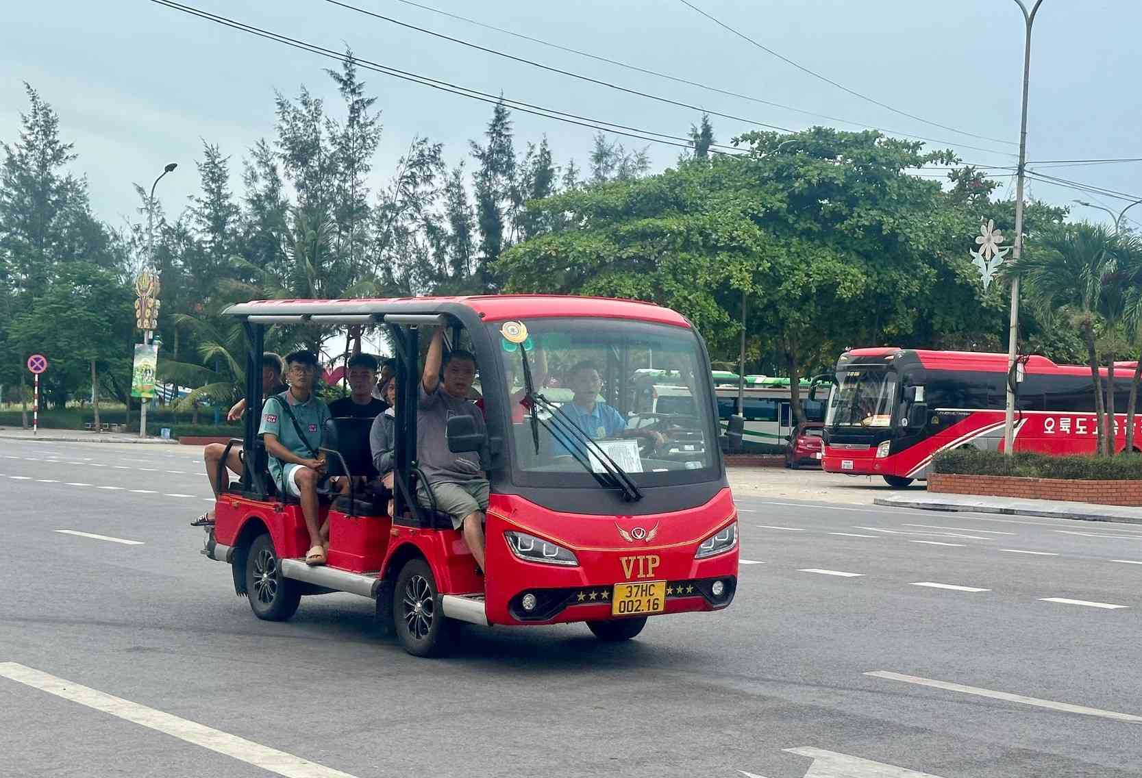 Tai Cua Lo (Nghe An) hien nay co 278 xe dien 4 banh cho khach du lich. Anh: Ngoc Anh