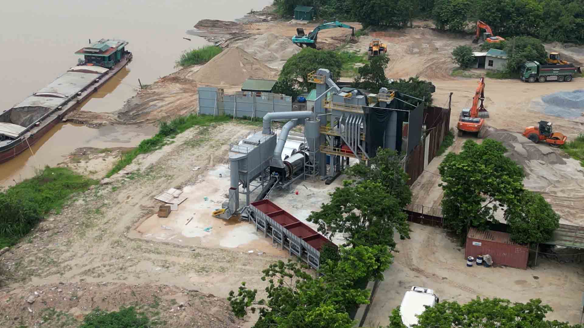 Phong Canhアスファルトプラスチックコンクリート混合場が急速に建設、洪水排出回廊を違反