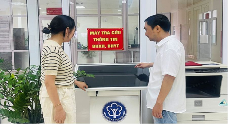 Social Insurance officers in Region II instruct people to look up social insurance and health insurance news on the data system. Photo: Mai Huong
