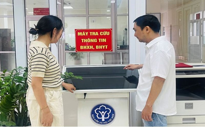 Social Insurance officers in Region II instruct people to look up social insurance and health insurance news on the data system. Photo: Mai Huong