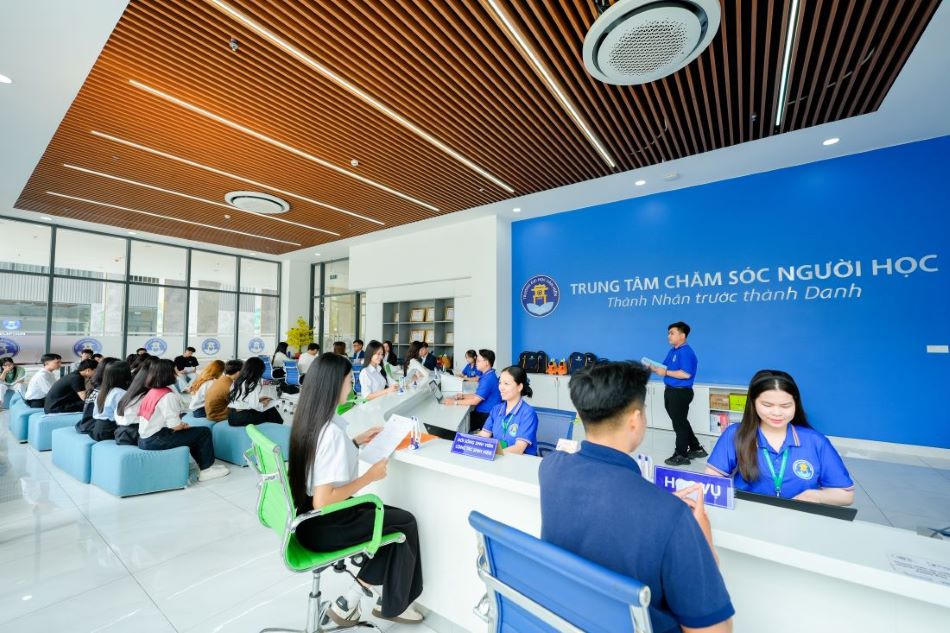 Dong dao thi sinh den Truong de dang ky du tuyen va tham gia chuong trinh myU.