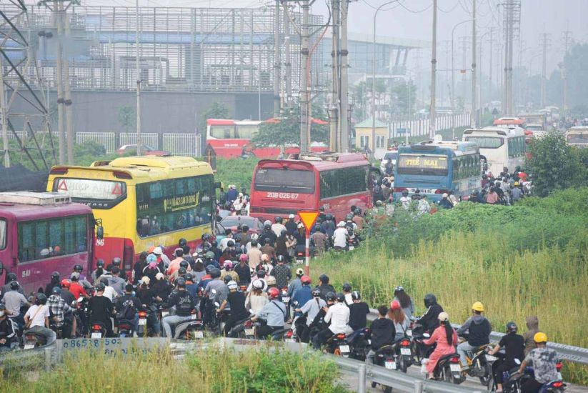 Quang Chau工業団地への入り口は早朝から寸断されました。写真:Van Truong