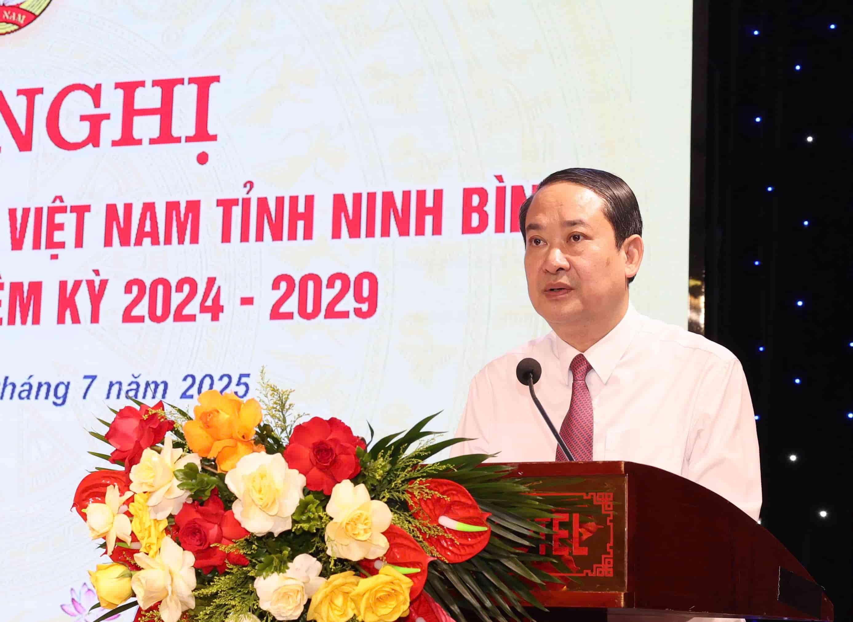 Sr. Mai Van Tuat - Secretario Adjunto del Comite del Partido Provincial, presidente del Comite del Frente de la Paterna de Vietnam de la provincia Ninh Binh hablo en la conferencia. Foto: Dieu Anh