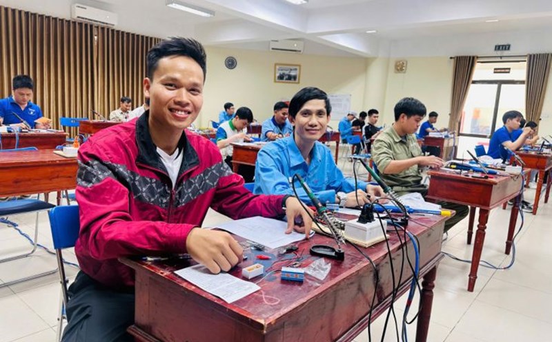 Candidates prepare to enter the practical exam at the Creative Festival. Photo: Phan Nguyen
