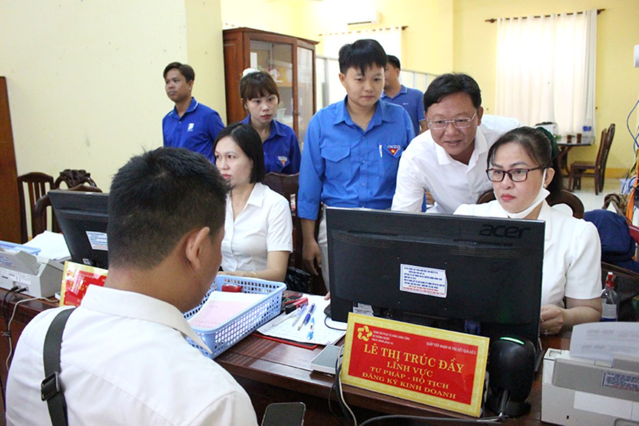 Can bo, cong chuc Trung tam Phuc vu hanh chinh cong xa Thuong Phuoc (tinh Dong Thap) to chuc giai quyet thu tuc hanh chinh vao ngay thu Bay. Anh: Bao Dong Thap