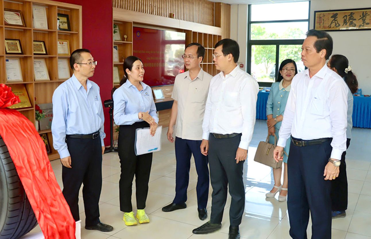 Bi thu Tinh uy Le Quoc Phong (thu 4 tu trai sang), Chu tich UBND tinh Tran Tri Quang (thu 3 tu trai sang) va Pho Chu tich UBND tinh Nguyen Thanh Dieu (bia phai) tham Cong ty TNHH Lop Advance Viet Nam (Khu Cong nghiep Long Giang, tinh Dong Thap). Anh: Bao Dong Thap