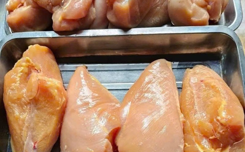 Chicken breast is one of the most popular sources of lean protein, which has the effect of increasing liver function if added to the diet. Photo: Quang Minh.