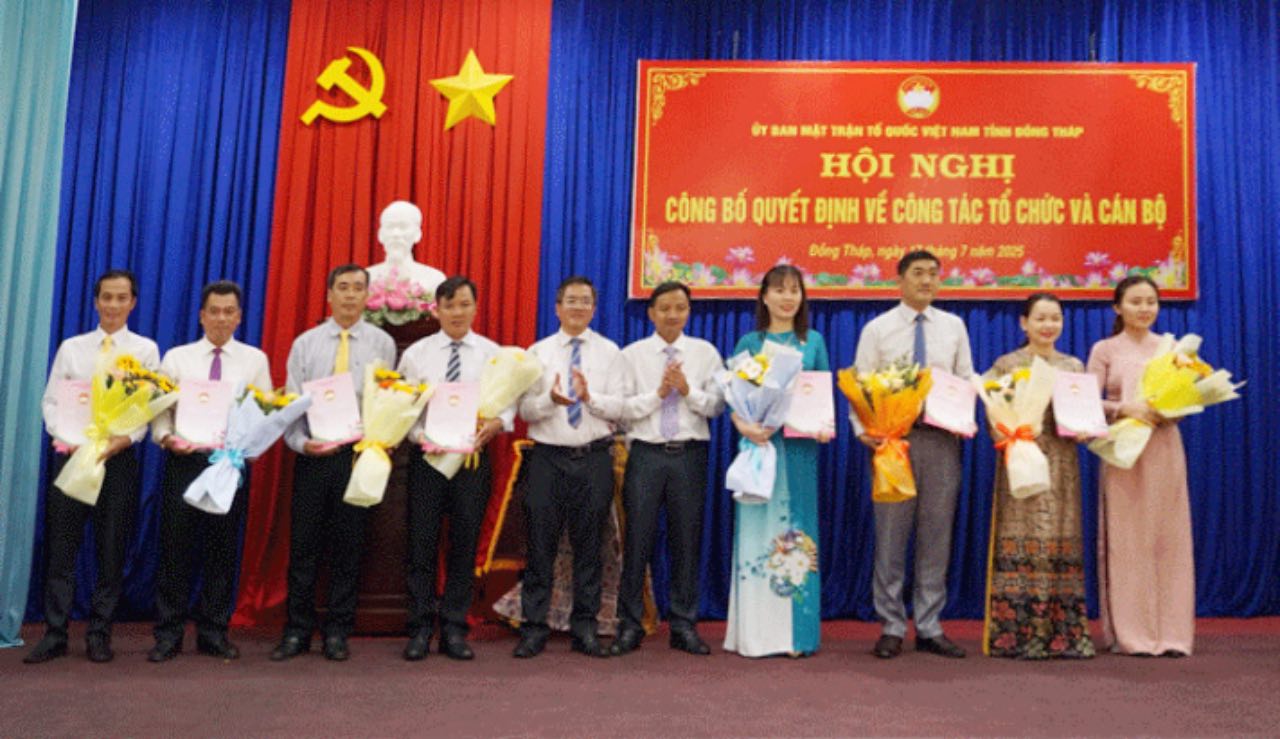 Lanh dao Uy ban Mat tran To quoc Viet Nam tinh Dong Thap - trao quyet dinh bo nhiem cho cac Pho Truong ban. Anh: Cong TTDT tinh Dong Thap