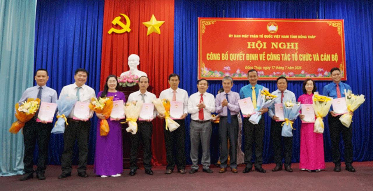 Ong Phan Van Thang - Pho Bi thu Tinh uy, Chu tich Uy ban Mat tran To Viet Nam tinh va ong Dinh Van Dung - Pho Chu tich Thuong truc Uy ban Mat tran To quoc Viet Nam tinh Dong Thap - trao quyet dinh bo nhiem cho cac Truong ban. Anh: Cong TTDT tinh Dong Thap