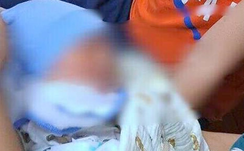 Hai Phong City discovered two abandoned newborns. Photo: Provided by the people