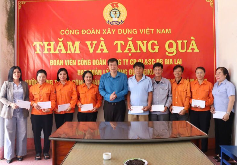 Pham Hoai Phuong氏 - ベトナム建設組合の議長 -  Gia Lai Road管理および修理共同株式会社のPleiku Road管理労働者に贈り物をする。写真：ベトナム建設カレッジ