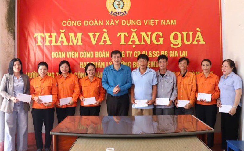Mr. Pham Hoai Phuong - Chairman of the Vietnam Construction Trade Union - presented gifts to employees of the Pleiku Road Management Department under Gia Lai Road Management and Repair Joint Stock Company. Photo: Vietnam Construction Trade Union