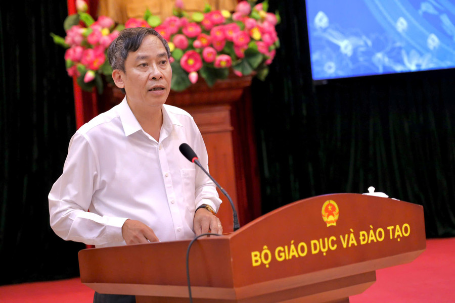 Cuc truong Cuc Nha giao va Can bo quan ly giao duc Vu Minh Duc bao cao tai hoi nghi. Anh: Xuan Phu 