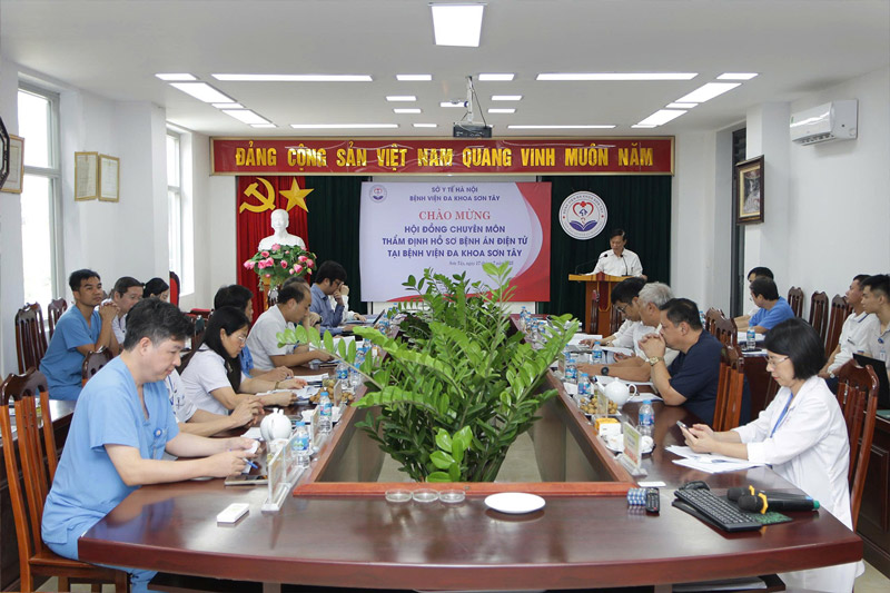 PGS.TS Tran Quy Tuong - Chu tich Hoi Tin hoc Y te Viet Nam, Chu tich Hoi dong chuyen mon phat bieu tai Hoi nghi. Anh: Duy Tuan