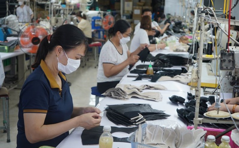 Workers of Nhat Hung Company Limited during the production shift. Photo: Mai Dung