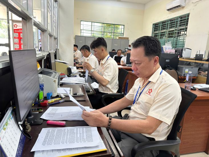 日中のビン・タン・ワード・決済の公務員。写真：Minh Tam