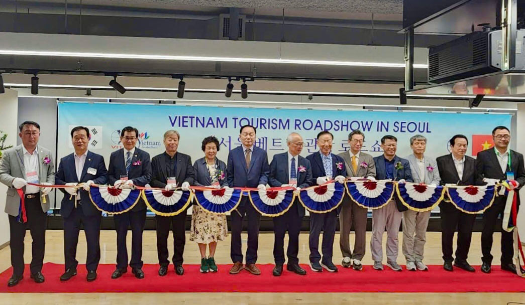 Su kien co su tham du cua Dai su Viet Nam tai Han Quoc Vu Ho, Chu tich VITA Vu The Binh, dai dien Tong cuc Du lich Han Quoc, cac Hiep hoi Du lich lon va nhieu hang hang khong, doanh nghiep, co quan truyen thong hai nuoc. Anh: Diep Nguyen