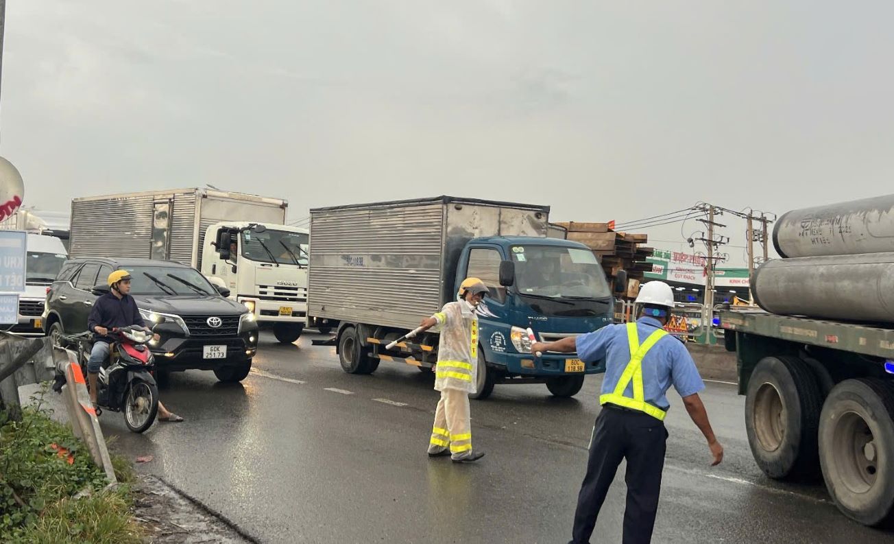 TPHCM - Long Thanh - Dau Giay高速道路は、緩衝地帯の修理のために部分的に閉鎖されます。写真:キム・トゥエン