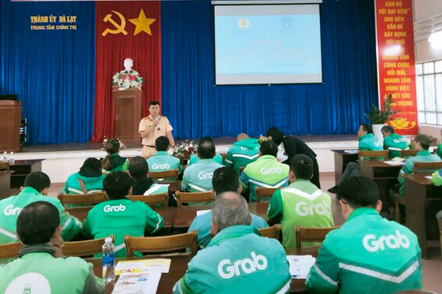 労働組合は、道路交通法をDA LATテクノロジー車両のドライバーに伝播し、広めるために調整します。写真：Lam Duc