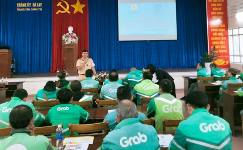 The Trade Union coordinates to propagate and disseminate the Road Traffic Law to workers of the Da Lat Technology Drivers' Union. Photo: Lam Duc