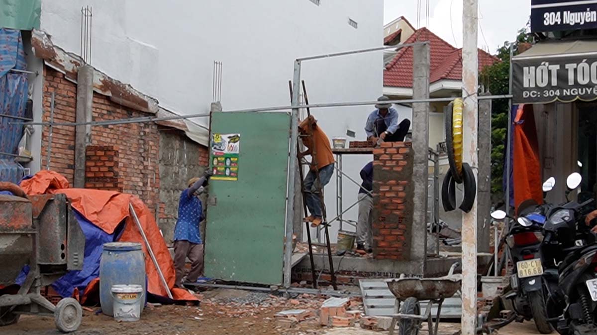 Ho Chi Minh City residents urgently demolished their houses to widen the road to 30m, reducing congestion and accidents.
