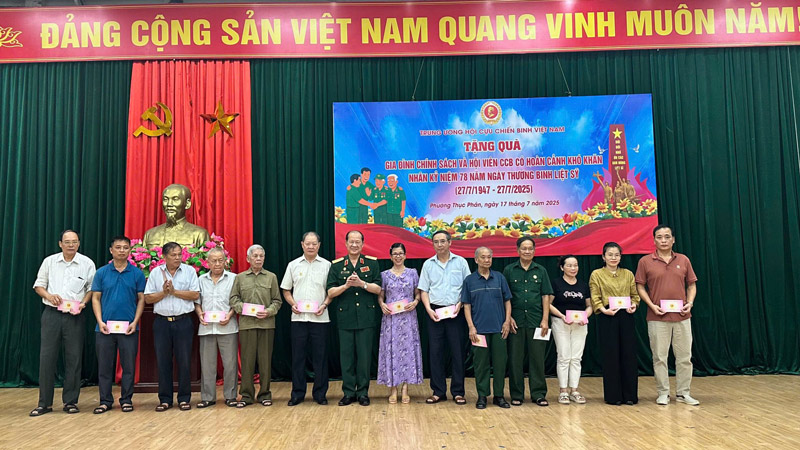 El vicepresidente del Frente de la Patria de Vietnam presento regalos en Thuc Phan Ward, provincia de Bang Bang. Foto: Comite Popular de Thuc Phan Ward