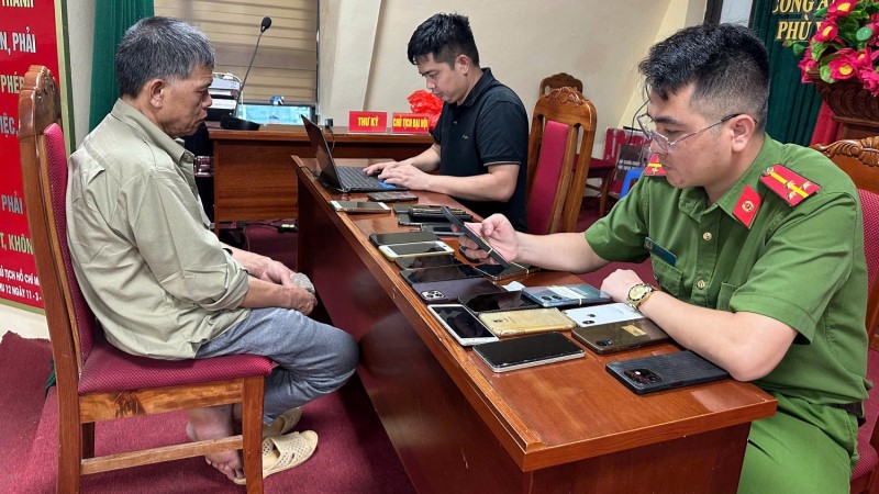 Lực lượng chức năng đấu tranh, lấy lời khai đối tượng Cao Mạnh Hùng - một trong các nghi phạm liên quan vụ khai thác vàng trái phép tại Sơn La. Ảnh: Công an tỉnh Sơn La