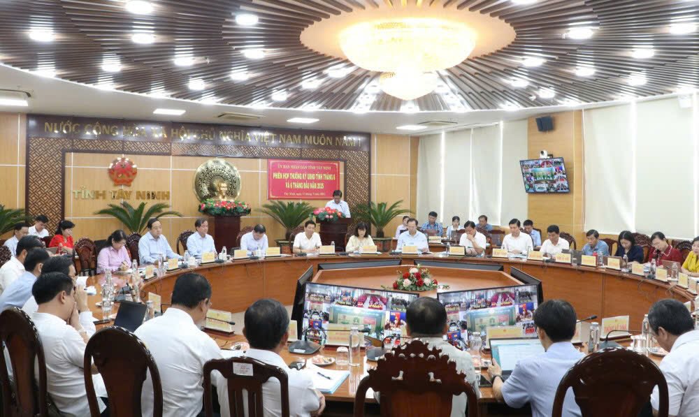 2025年上半期の経済社会状況評価会議の風景と、タイニン省の下半期6ヶ月の任務展開。写真:Duy Minh