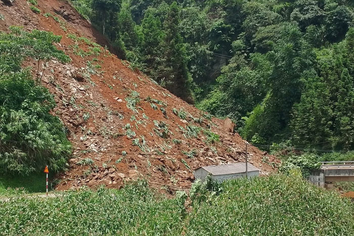 数千立方メートルの岩が道路159に浸水し、交通渋滞を引き起こしました。写真：Bac ha Commune Police