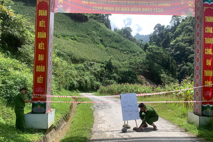 Luc luong chuc nang xa Bac Ha, tinh Lao Cai cang day canh bao sat lo. Anh: Cong an xa Bac Ha