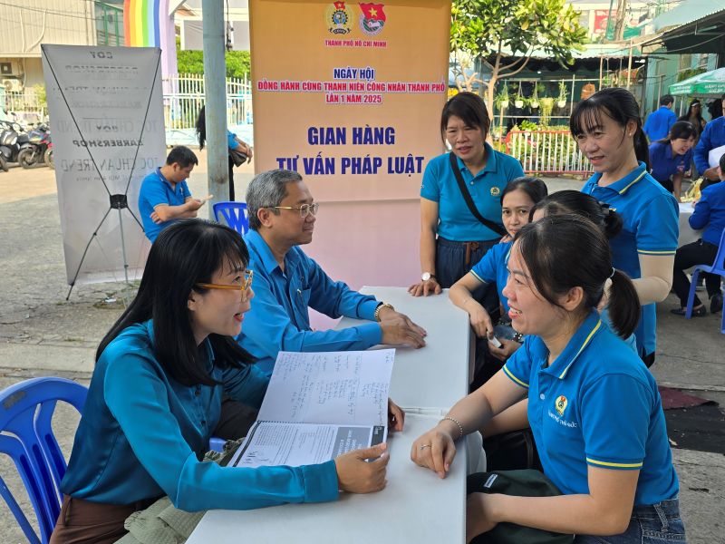 Can bo Trung tam tu van phap luat cua LDLD TPHCM tuyen truyen phap luat cho doan vien, nguoi lao dong. Anh: Nam Duong