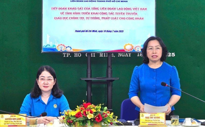 Permanent Vice President of the Vietnam General Confederation of Labor Thai Thu Xuong (standing) spoke at the survey. Photo: Nam Duong