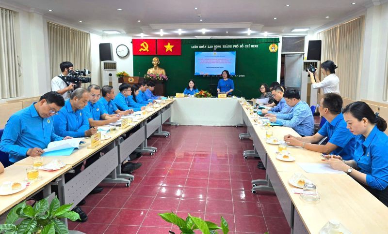 Cac can bo cong doan tham gia buoi khao sat. Anh: Nam Duong