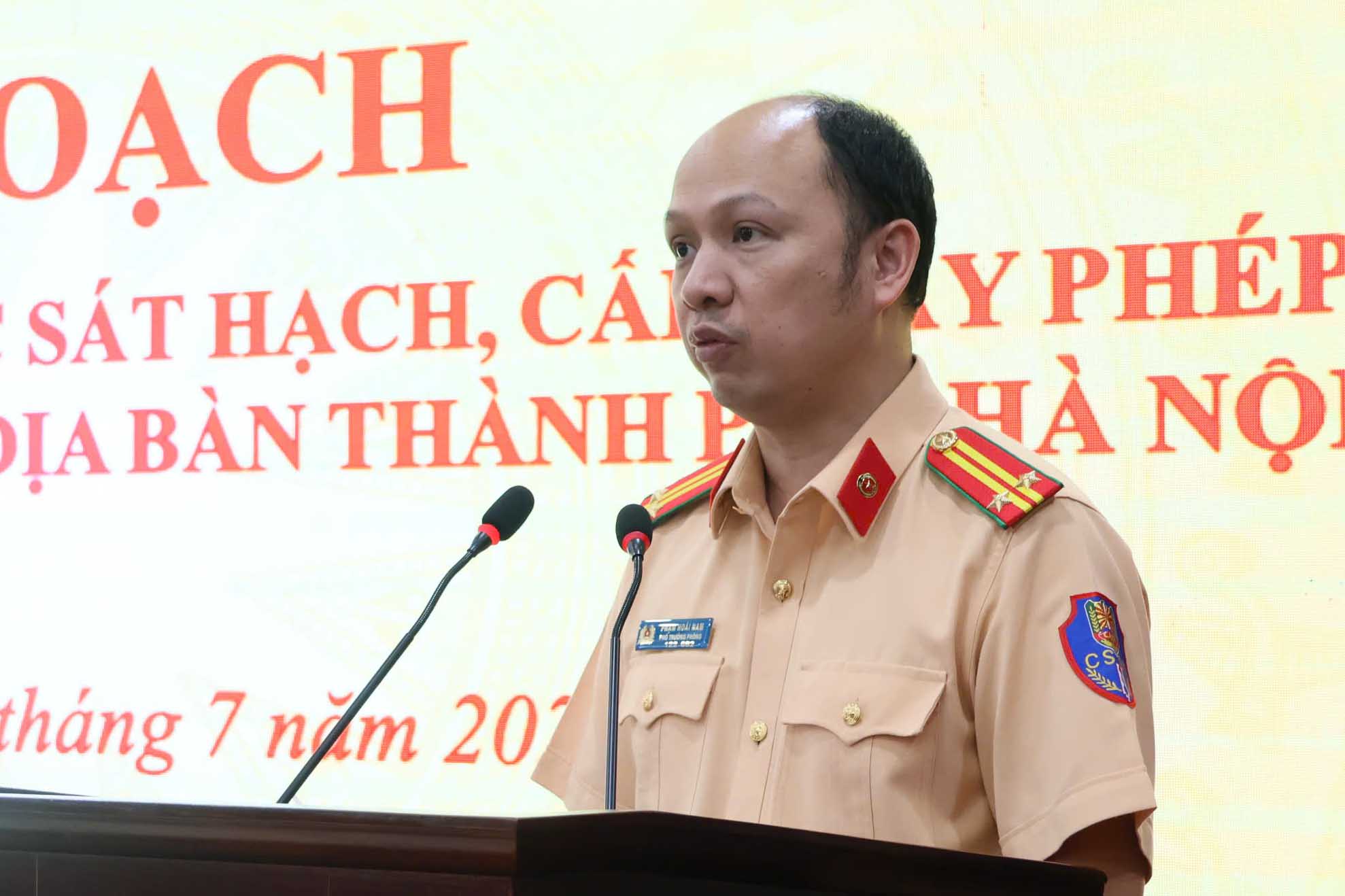 ハノイ警察の交通警察署の副局長ファム・ホイ・ナム中佐 - 会議で講演。写真：ハノイ警察