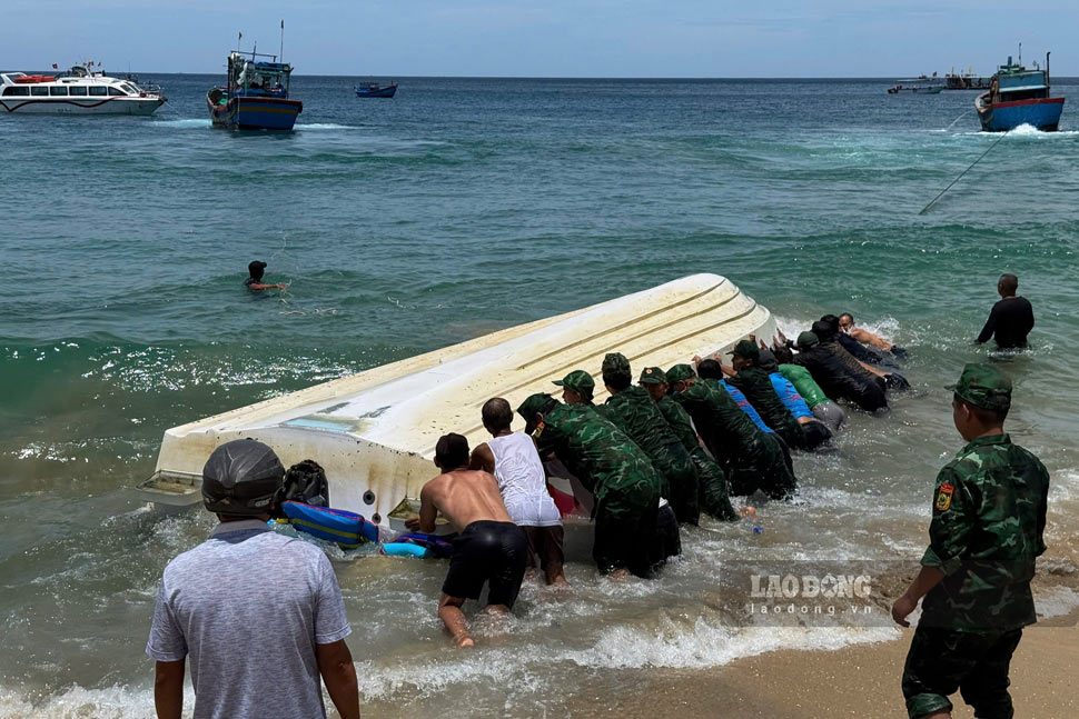 Ly Hoa thon (Quy Nhon Dong) のビーチエリアでの観光タクシーの横転事故現場。写真:Thanh Thanh