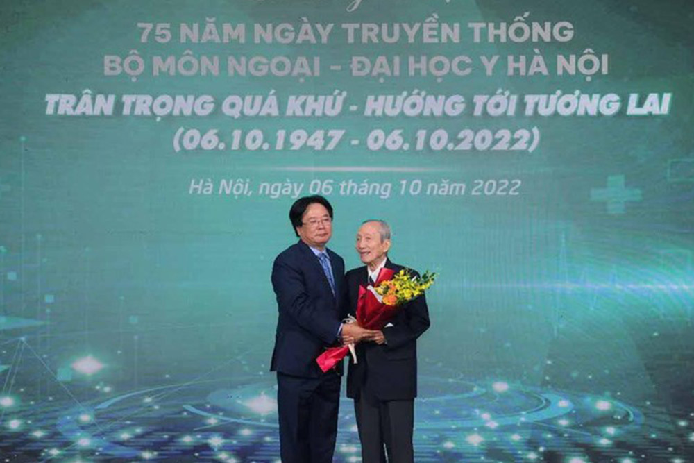 Nguyen Buu Trieu教授は、Hanoi Medical Universityの外務省の伝統的な日の75周年を迎えました。生徒の世代を代表して、Tran Binh Giang博士は、Viet Duc Friendship Hospitalのディレクターだったとき、多くの世代の外科医の大手教師であるNguyen Buu Trieu教授の感謝を紹介しました。写真：Huu Linh
