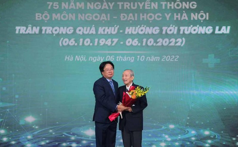 Professor Nguyen Buu Trieu attended the 75th anniversary of the traditional foreign policy department, Hanoi Medical University. On behalf of generations of students, Prof. Dr. Tran Binh Giang - then Director of Viet Duc Friendship Hospital, presented flowers of gratitude to Professor Nguyen Buu Trieu - a great teacher of many generations of surgeons. Photo: Huu Linh