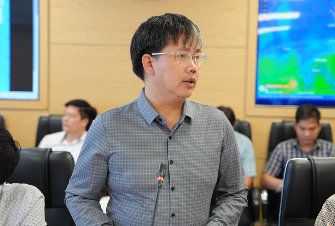 Ong Mai Van Khiem cung cap thong tin du bao ve bao Wipha. Anh: Vu Linh