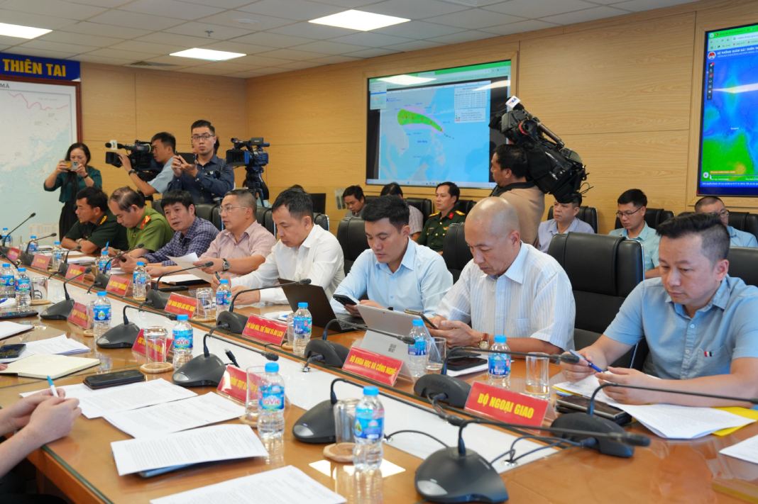 Dai dien cac co quan chuc nang tham gia cuoc hop.